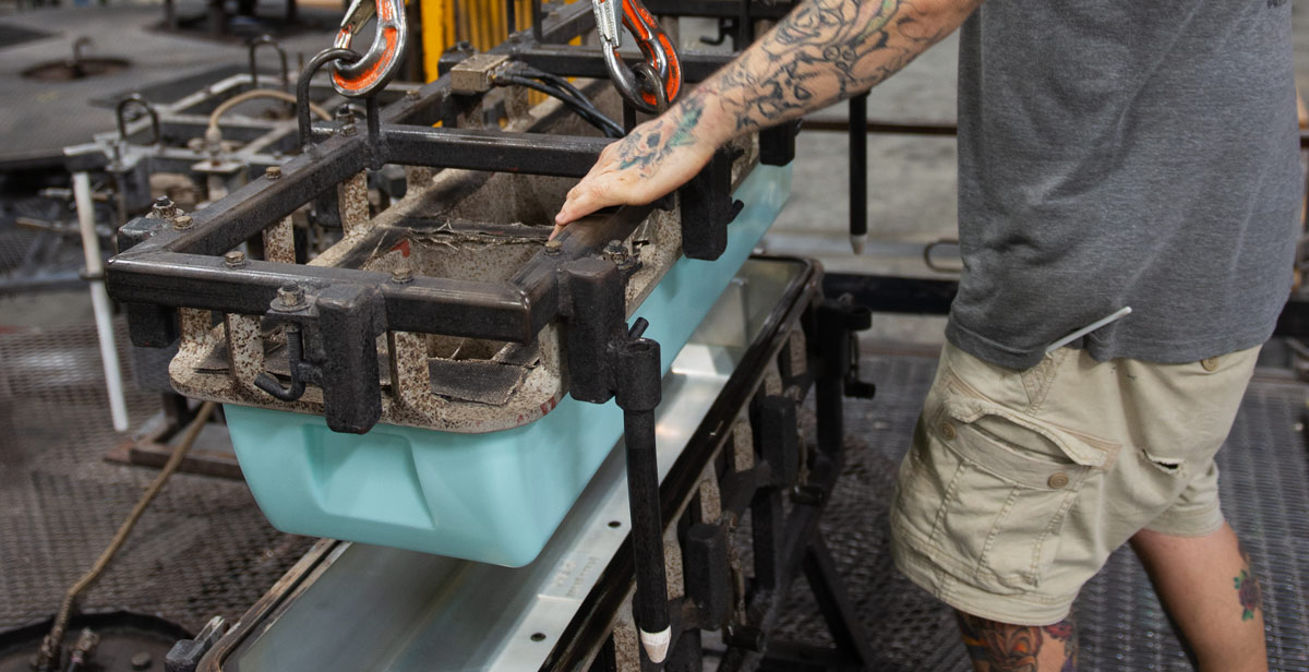 De-molding a rotomolded part from the tooling De-molding a rotomolded part from the tooling