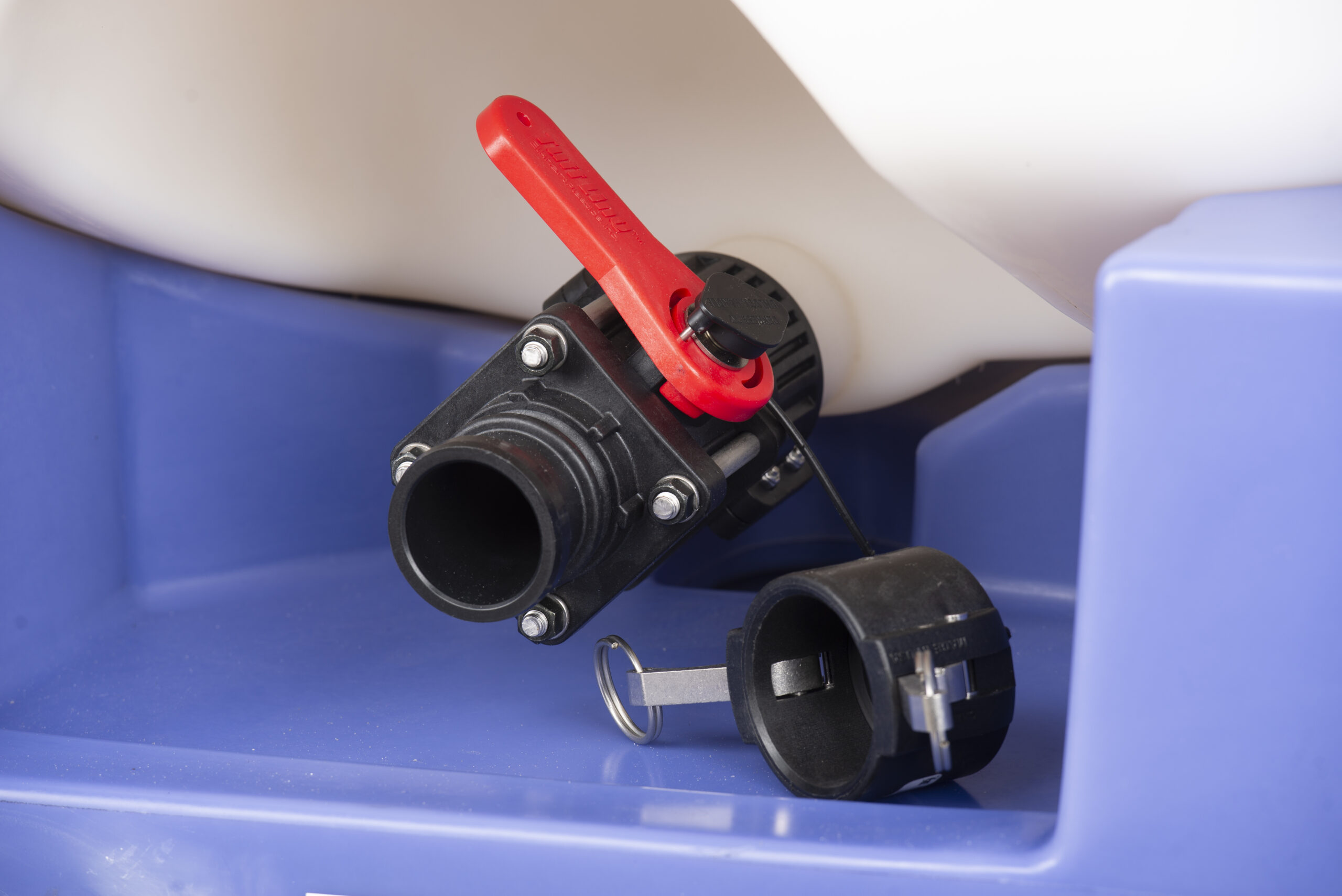 TUFF LinQ® outlet valve's integrated male cam-lock fitting